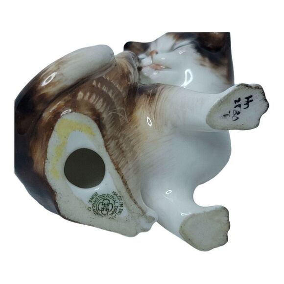 Royal Doulton China Kitten Cleaning Rear Paw Figurine Tabby Cat 2580 - Picture 8 of 9
